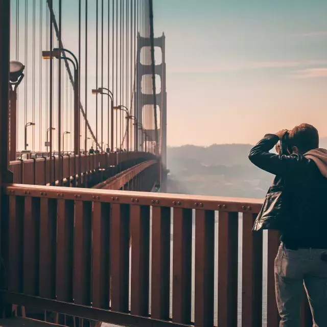 Un homme prend des photos sur le Golden Gate Bridge